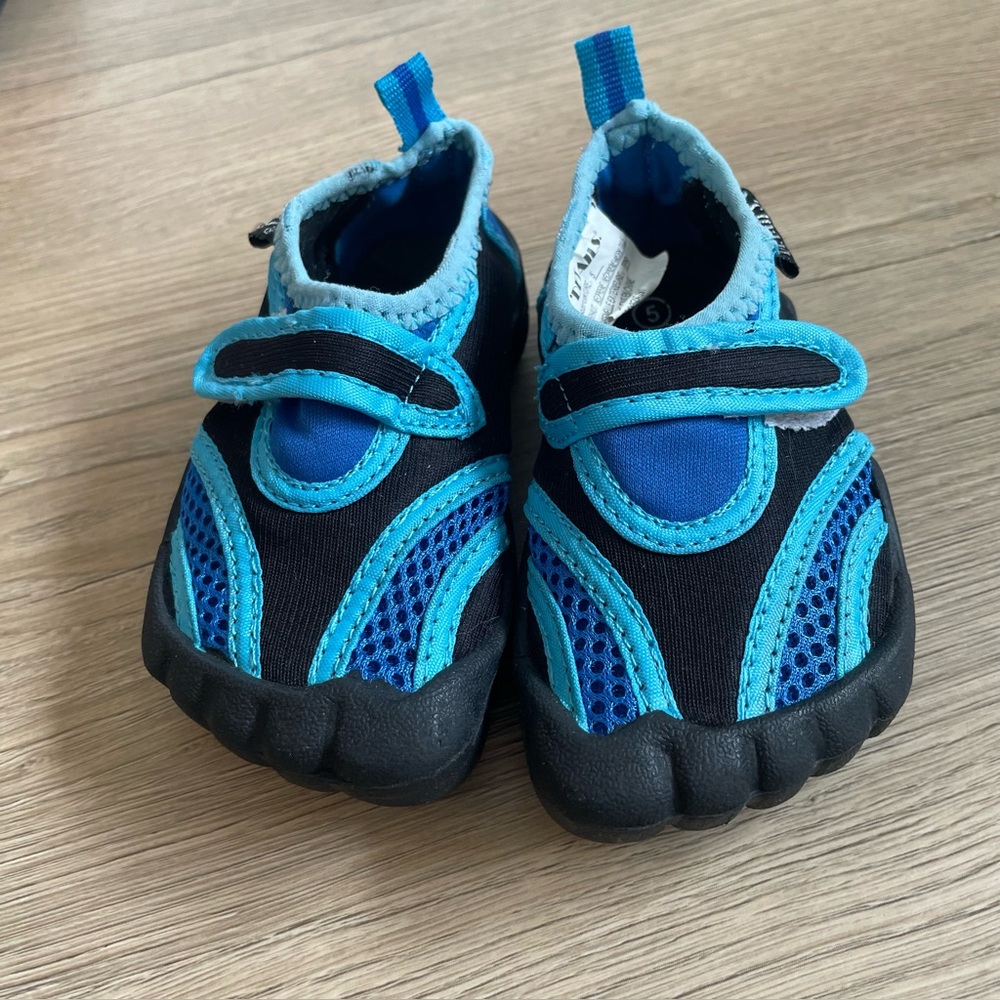 Details water shoes size 5